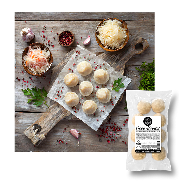 Hofzeit Edelwels Filet & Räucherwelsfilet zu feinen Fischknödel geformt. Für dich frisch und behutsam zubereitet und sofort tiefgefroren, damit alle Aromen und Inhaltsstoffe erhalten bleiben. Wir setzten auf Natürlichkeit: Keine Konservierungsstoffe und keine Geschmacksverstärker.
Du brauchst nur noch einen Kochtopf mit Wasser. Schneller und gesunder Genuss, reich an Omega-Fettsäuren, voller Eiweiß und unverfälschtem Geschmack.