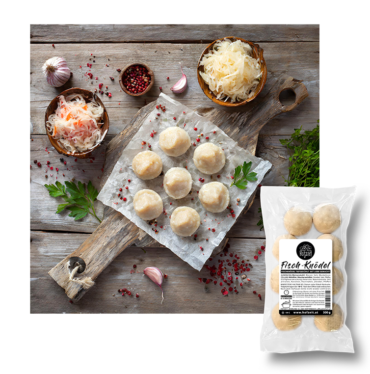 Hofzeit Edelwels Filet & Räucherwelsfilet zu feinen Fischknödel geformt. Für dich frisch und behutsam zubereitet und sofort tiefgefroren, damit alle Aromen und Inhaltsstoffe erhalten bleiben. Wir setzten auf Natürlichkeit: Keine Konservierungsstoffe und keine Geschmacksverstärker. 

Du brauchst nur noch einen Kochtopf mit Wasser. Schneller und gesunder Genuss, reich an Omega-Fettsäuren, voller Eiweiß und unverfälschtem Geschmack.